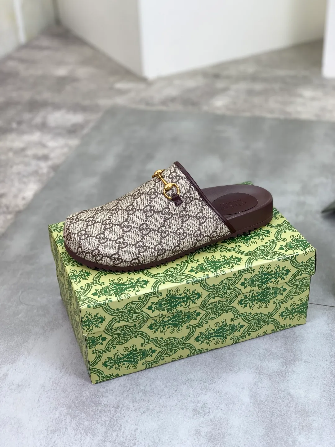 Men's shoes💰P340 💰[New model] Gucci half-drag business leather shoes hot selection (Gucci) official website latest Gucci half-drag business leather shoes, hot style 💥The version is simple and elegant, exclusive for trendy men. Unique official website latest brand original double G Embossed elements 👑 Original Gucci decoration, fashionable and elegant, original calfskin fabric ✅ Fully imported first-layer cowhide lining, wear-resistant, rubber business outsole specified on the official website, actual shot of the classic model at the counter 🎬 Size: 35-44 5⃣️colors available